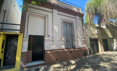 Excelente oportunidad Casa a reciclar tipo chorizo sobre LOTE GRANDE