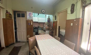 Excelente oportunidad Casa a reciclar tipo chorizo sobre LOTE GRANDE