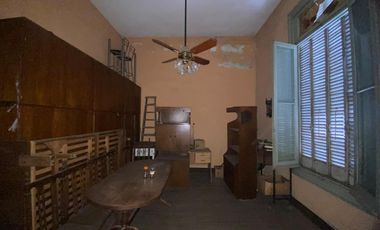 Excelente oportunidad Casa a reciclar tipo chorizo sobre LOTE GRANDE