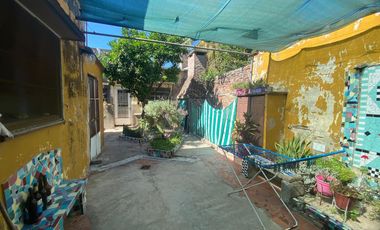 Excelente oportunidad Casa a reciclar tipo chorizo sobre LOTE GRANDE