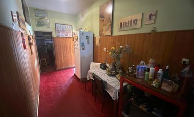 Excelente oportunidad Casa a reciclar tipo chorizo sobre LOTE GRANDE