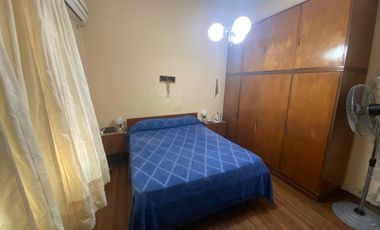 Excelente oportunidad Casa a reciclar tipo chorizo sobre LOTE GRANDE