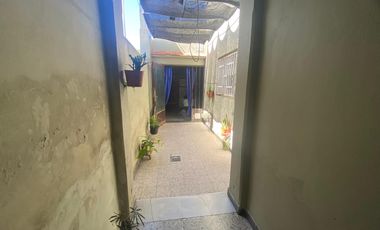 Excelente oportunidad Casa a reciclar tipo chorizo sobre LOTE GRANDE