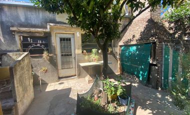 Excelente oportunidad Casa a reciclar tipo chorizo sobre LOTE GRANDE