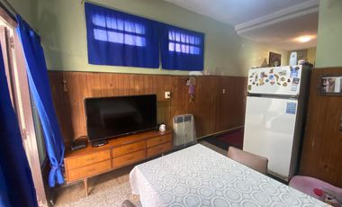 Excelente oportunidad Casa a reciclar tipo chorizo sobre LOTE GRANDE