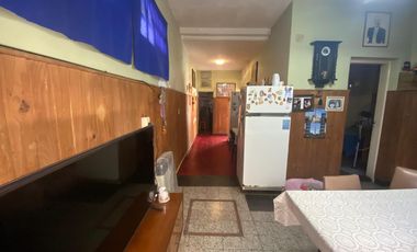 Excelente oportunidad Casa a reciclar tipo chorizo sobre LOTE GRANDE