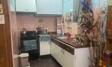 Excelente oportunidad Casa a reciclar tipo chorizo sobre LOTE GRANDE