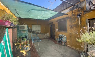 Excelente oportunidad Casa a reciclar tipo chorizo sobre LOTE GRANDE