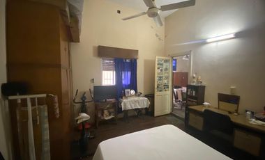 Excelente oportunidad Casa a reciclar tipo chorizo sobre LOTE GRANDE