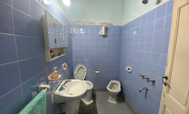 Excelente oportunidad Casa a reciclar tipo chorizo sobre LOTE GRANDE