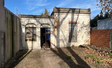 Terreno en  Adrogue con casa a demoler