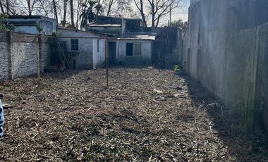 Terreno en  Adrogue con casa a demoler
