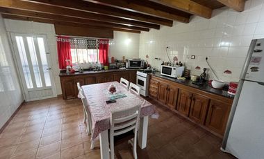 Casa con 5 domitorios con jardín, parrilla y cochera - Wilde