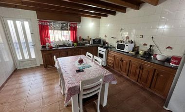 Casa con 5 domitorios con jardín, parrilla y cochera - Wilde