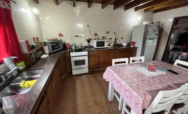 Casa con 5 domitorios con jardín, parrilla y cochera - Wilde