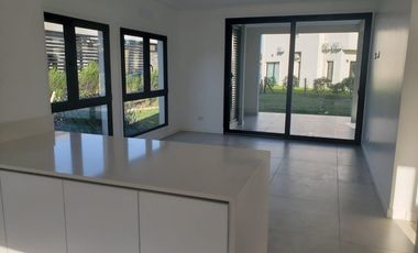 VENDO CASA A ESTRENAR EN RUMENCO JOVEN CON PARQUE Y GARAJE - GALERIA CON PARRILLA