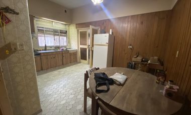 VENTA CHALET DE 4 DORMITORIOS CON 1.000M2 A RECICLAR