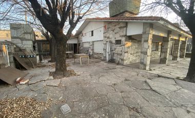 VENTA CHALET DE 4 DORMITORIOS CON 1.000M2 A RECICLAR