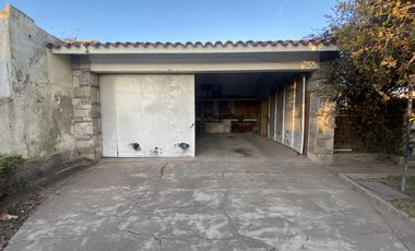 VENTA CHALET DE 4 DORMITORIOS CON 1.000M2 A RECICLAR