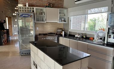 OPORTUNIDAD DE NEGOCIO Casa Quinta con pileta y jardin Ideal ALQUILER EVENTOS