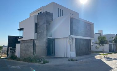 CASA EN VENTA EN VILLA MAGNA
