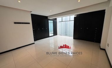 Departamento 2 niveles, INTERIOR; auto NO FIJO, en edificio pequeño