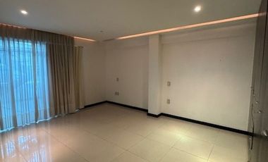 Departamento 2 niveles, INTERIOR; auto NO FIJO, en edificio pequeño