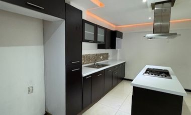 Departamento 2 niveles, INTERIOR; auto NO FIJO, en edificio pequeño