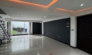 Departamento 2 niveles, INTERIOR; auto NO FIJO, en edificio pequeño