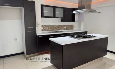 Departamento 2 niveles, INTERIOR; auto NO FIJO, en edificio pequeño