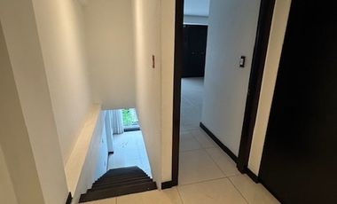 Departamento 2 niveles, INTERIOR; auto NO FIJO, en edificio pequeño