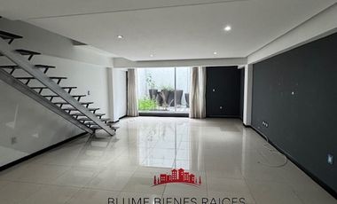 Departamento 2 niveles, INTERIOR; auto NO FIJO, en edificio pequeño