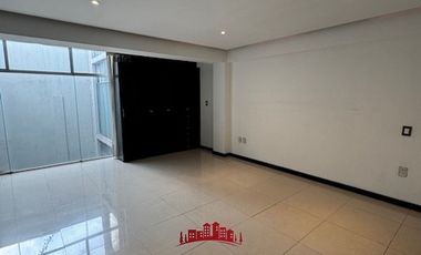 Departamento 2 niveles, INTERIOR; auto NO FIJO, en edificio pequeño