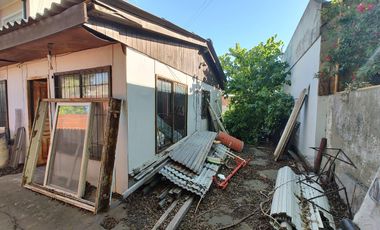 Terreno en  venta de 10 x 30 con vivienda a reciclar -  Wilde