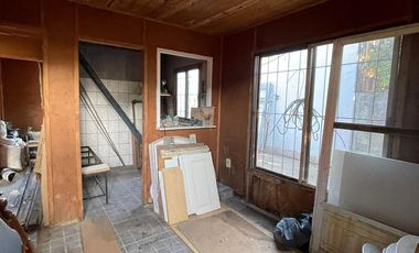 Terreno en  venta de 10 x 30 con vivienda a reciclar -  Wilde