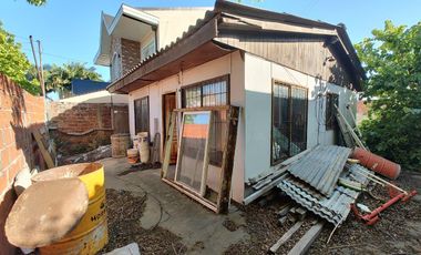 Terreno en  venta de 10 x 30 con vivienda a reciclar -  Wilde