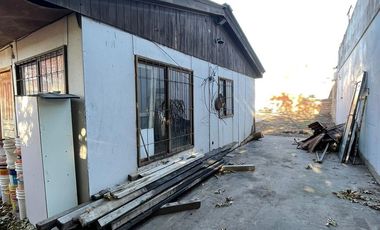 Terreno en  venta de 10 x 30 con vivienda a reciclar -  Wilde