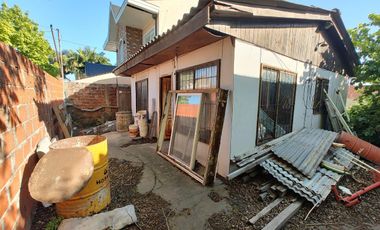 Terreno en  venta de 10 x 30 con vivienda a reciclar -  Wilde