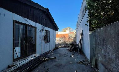 Terreno en  venta de 10 x 30 con vivienda a reciclar -  Wilde