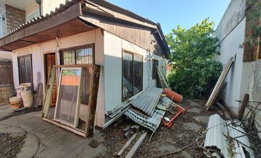 Terreno en  venta de 10 x 30 con vivienda a reciclar -  Wilde