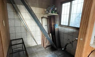 Terreno en  venta de 10 x 30 con vivienda a reciclar -  Wilde