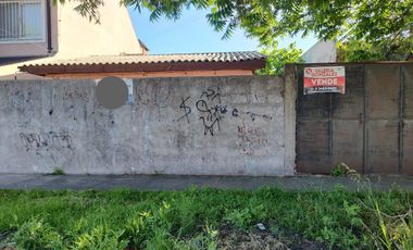 Terreno en  venta de 10 x 30 con vivienda a reciclar -  Wilde