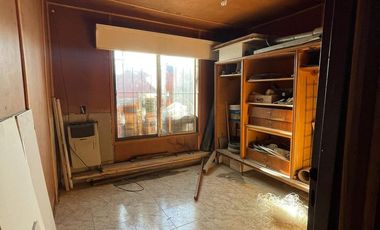 Terreno en  venta de 10 x 30 con vivienda a reciclar -  Wilde