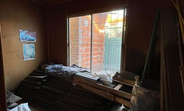 Terreno en  venta de 10 x 30 con vivienda a reciclar -  Wilde