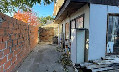 Terreno en  venta de 10 x 30 con vivienda a reciclar -  Wilde