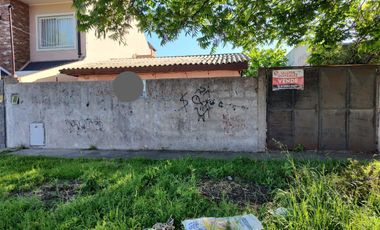 Terreno en  venta de 10 x 30 con vivienda a reciclar -  Wilde