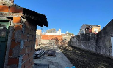 Terreno en  venta de 10 x 30 con vivienda a reciclar -  Wilde