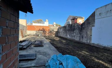 Terreno en  venta de 10 x 30 con vivienda a reciclar -  Wilde