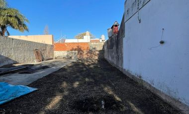 Terreno en  venta de 10 x 30 con vivienda a reciclar -  Wilde