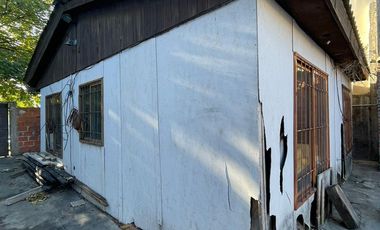 Terreno en  venta de 10 x 30 con vivienda a reciclar -  Wilde